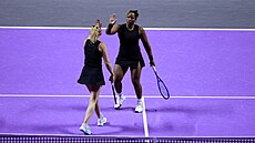 Kate�ina Siniaková a Taylor Townsendová se povzbuzují v semifinále Turnaje...
