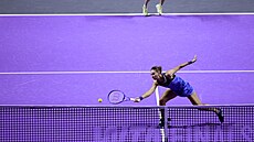 Veronika Kud�rm�tovová (na síti) a Elise Mertensová.v semifinále Turnaje...