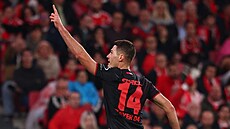 Patrik Schick z Leverkusenu oslavuje svou trefu na h�i�ti Benfiky.