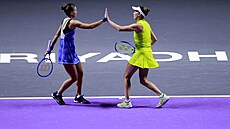 Veronika Kud�rm�tovová s Elise Mertensovou se radují z úsp�né vým�ny.