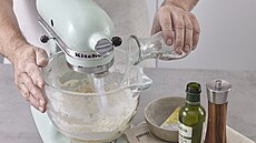 Za stálého míchání p�iléváme 200 ml vody.