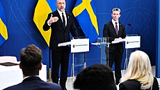 Ukrajinský ministr obrany Denys �myhal a �védský ministr obrany Pal Jonson...