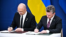 Ukrajinský ministr obrany Denys �myhal a �védský ministr obrany Pal Jonson...