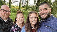 Polyamorní rodina si neme netradiní vztah vynachválit. 