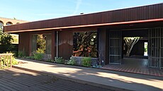 Pohled na d�m z terasy 