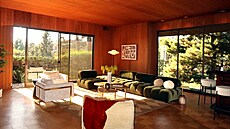 Pro obývací pokoj jsou píznané teplé tóny obklad z erveného deva. 