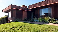 Vchod do domu je nenápadný.