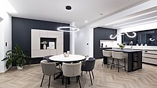 Vinylové dílce v podob� lamel 101,6 × 457 mm jsou vyskládané do �strome�ku�.