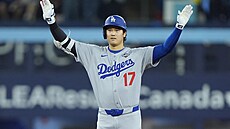Shohei Ohtani z Los Angeles Dodgers v estém zápase Svtové série v Torontu....