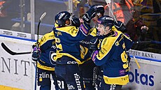 Zlín�tí hokejisté slaví gól v utkání se Vsetínem.