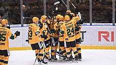 Vsetín�tí hokejisté slaví výhru nad Zlínem.