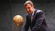 Jií Zídek s pohárem pojmenovaném po jeho otci.