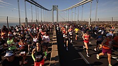 Verrazano-Narrows Bridge pat�il v ned�li 2. listopadu ú�astník�m Newyorského...