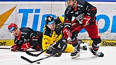 Litvínovský Marek Baránek se vlee sápe po puku, který drí Denis Kusý z Hradce...