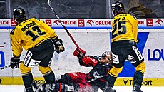 Hradecký Denis Kusý padá, vedle nj Frantiek Gajdo a David Kae z Litvínova.