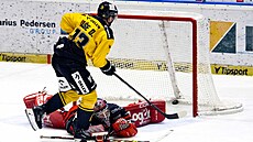 Ondej Kae z Litvínova pekonal brankáe Stanislava korvánka z Hradce Králové.