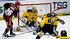 Ale Jergl z Mountfieldu ped brankou Litvínova, kterou hájí Matej Tomek.