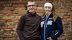 Skeletonistka Anna Fernstädtová a trenér Josef Andrle pózují fotografm na...