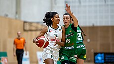 Marina Ewodová z SB Ostrava se tlaí kolem Kateiny Galíkové z KP Brno.