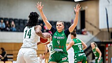 Lucie Svato�ová z KP Brno brání Marinu Ewodovou ze SB� Ostrava.