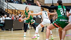 Souboj jedni�ek. Jesika Hibalová z KP Brno hledá prostor na p�ihrávku kolem...