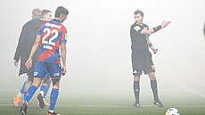 Utkání mezi Plzní a Slavií muselo být po pár minutách p�eru�eno.