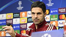 Trenér Mikel Arteta na tiskové konferenci Arsenalu ped utkáním se Slavií v...
