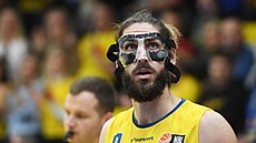 Ústecký Adam Pechá�ek v masce b�hem utkání s Nymburkem.