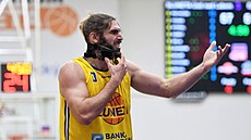 Ústecký Adam Pechá�ek se roz�iluje poté, co mu soupe� strhl masku.