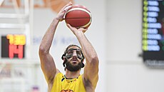 Ústecký Adam Pechá�ek b�hem zápasu s Nymburkem.