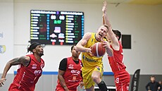 Tomá� Vyoral ze Slunety Ústí nad Labem je faulovaný pod ko�em v utkání s...