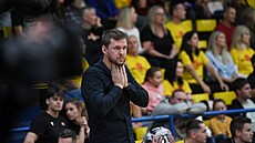 Ústecký kou� Tomá� Reimer smutní b�hem zápasu s Nymburkem.