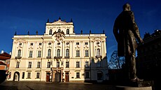 Na budov Arcibiskupství praského na Hradanském námstí visí erné vlajky. Ve...