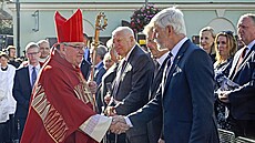 Kardinál Dominik Duka a prezident Petr Pavel se zdraví p�ed slavnostní poutní...