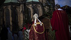 Kardinál Dominik Duka (uprosted) kráí v procesí pi oslavách Kvtné nedle na...