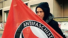 S vlajkou. Ivan Barto vlajku Antifaistické akce podle svých slov koupil v...