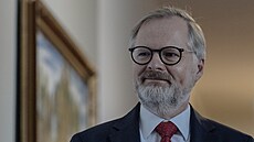 Premiér Petr Fiala pichází na jednání vlády, kde se bude rozhodovat o podání...