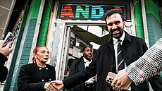 Zohran Mamdani s píznivci v newyorské tvrti Queens ped volbami starosty New...