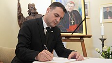 Kniha kondolencí pro Dominika Duku v Arcibiskupském paláci. Na snímku Petr...