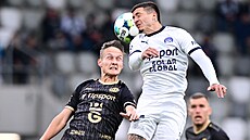 Hlavi�kový souboj v utkání Hradce Králové se Slováckem.