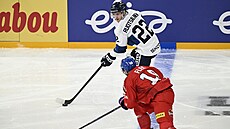 Arttu Ruotsalainen z Finska zavá�í puk do úto�né t�etiny, z �ech� ho brání...