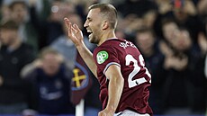 Tomá� Sou�ek z West Hamu slaví gól proti Burnley, kterým vyrovnal �eský rekord...