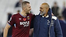 Tomá� Sou�ek z West Hamu slaví výhru nad Burnley s trenérem Nunem Espíritem...
