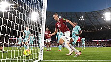 Tomá� Sou�ek z West Hamu dává gól v utkání s Burnley, kterým vyrovnal �eský...