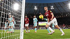 Tomá� Sou�ek z West Hamu dává gól v utkání s Burnley, kterým vyrovnal �eský...