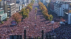 Desítky tisíc lidí z celého Srbska p�i�ly v Novém Sadu manifestovat a uctít...