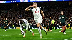 Micky van de Ven z Tottenhamu a jeho gólová radost proti Kodani.