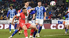 Olomoucký Filip Slavíek (v modrém) bojuje se slávistou Holeem.