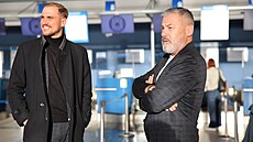 Pavel Hapal (vpravo) na ostravském letiti ped odletem k zápasu Konferenní...