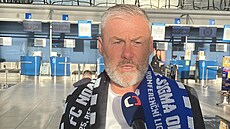 Pavel Hapal poskytuje rozhovor p�ed odletem do Arménie.